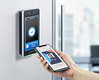 Acceso corporativo con lector y puerta automatizada